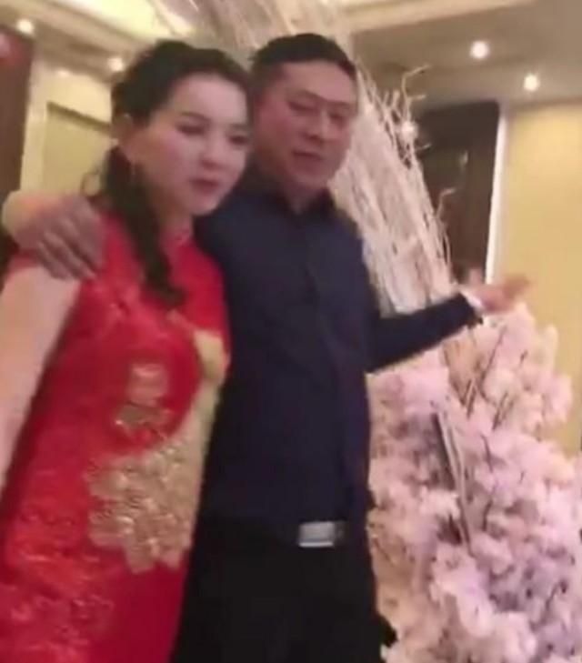 婚礼上公公醉酒当场亲新娘后续(婚礼现场亲吻儿媳妇后续)图7