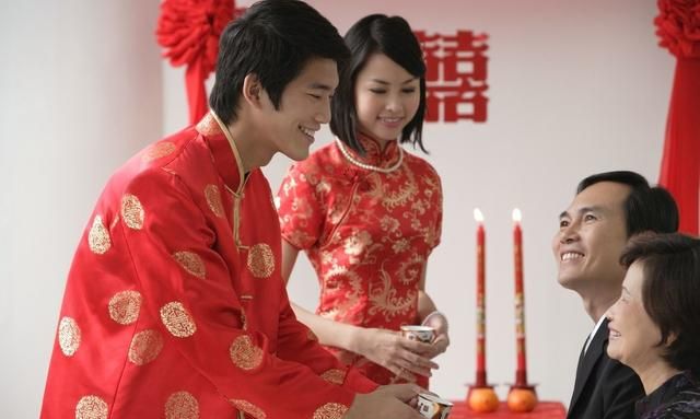 婚礼仪式上敬茶是哪里的风俗(婚礼仪式上敬茶家里还要敬茶吗)图1